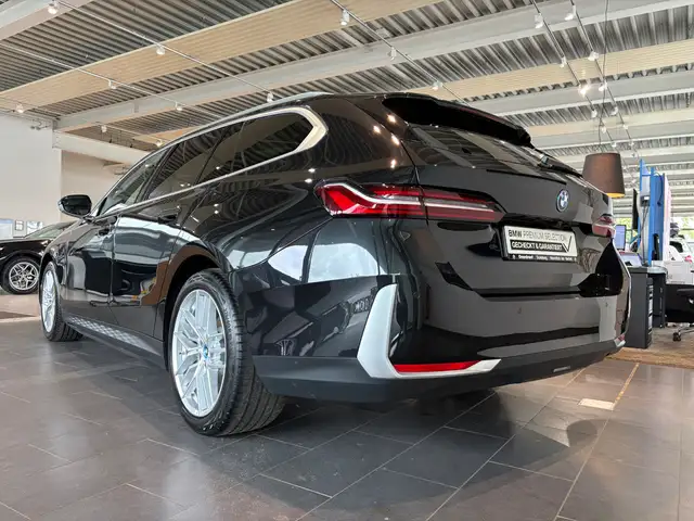 BMW 5 Series view 7