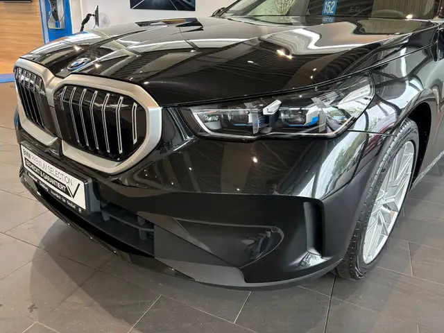 BMW 5 Series view 11