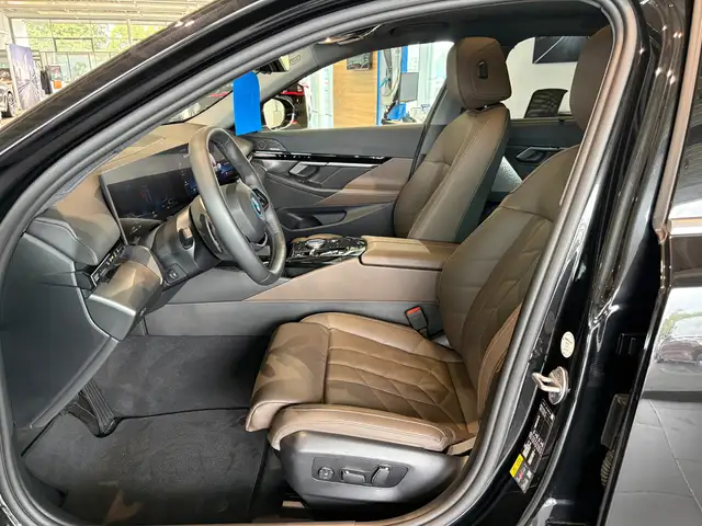 BMW 5 Series view 13