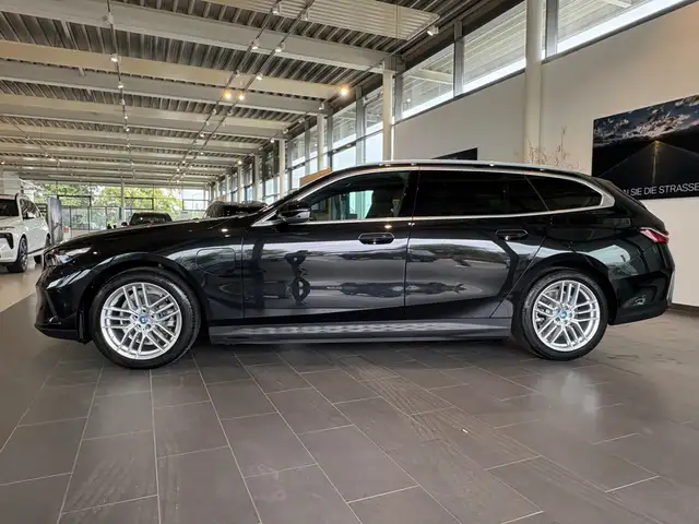 BMW 5 Series view 6