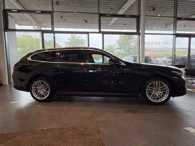 BMW 5 Series view 10