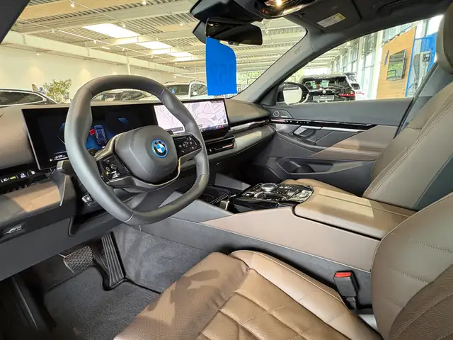 BMW 5 Series view 14