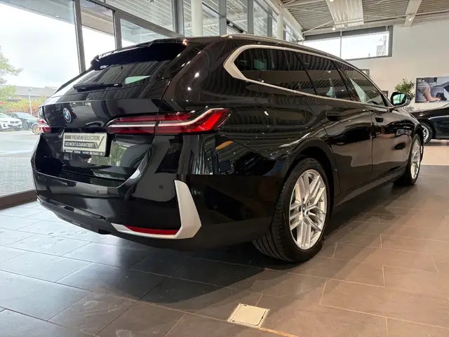 BMW 5 Series view 8
