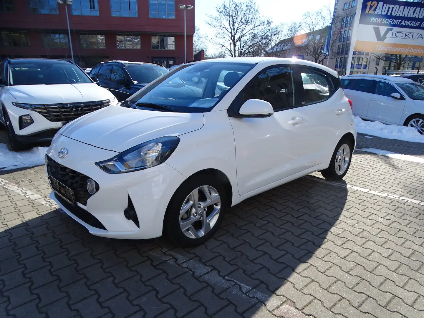 Hyundai i10 1.2 Trend Limousine Weiß - 1