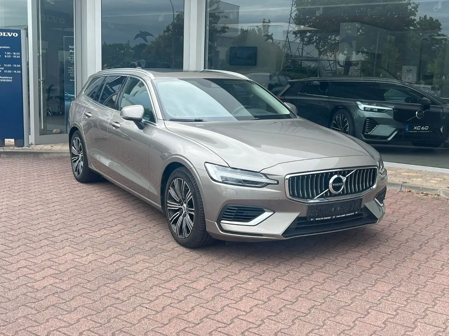 Volvo V60 T6 Recharge AWD Geartronic Inscription Grau - 1
