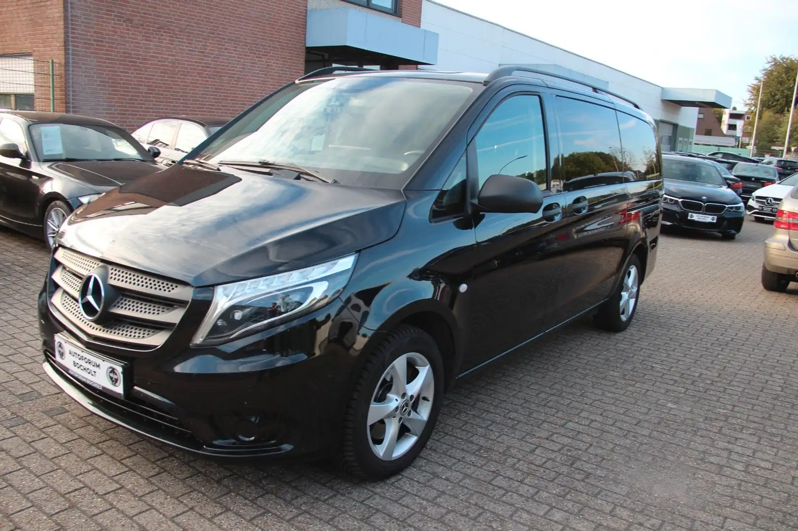 Mercedes-Benz Vito Tourer 119 CDI/BT Select lang, Navi, 360 Schwarz - 2