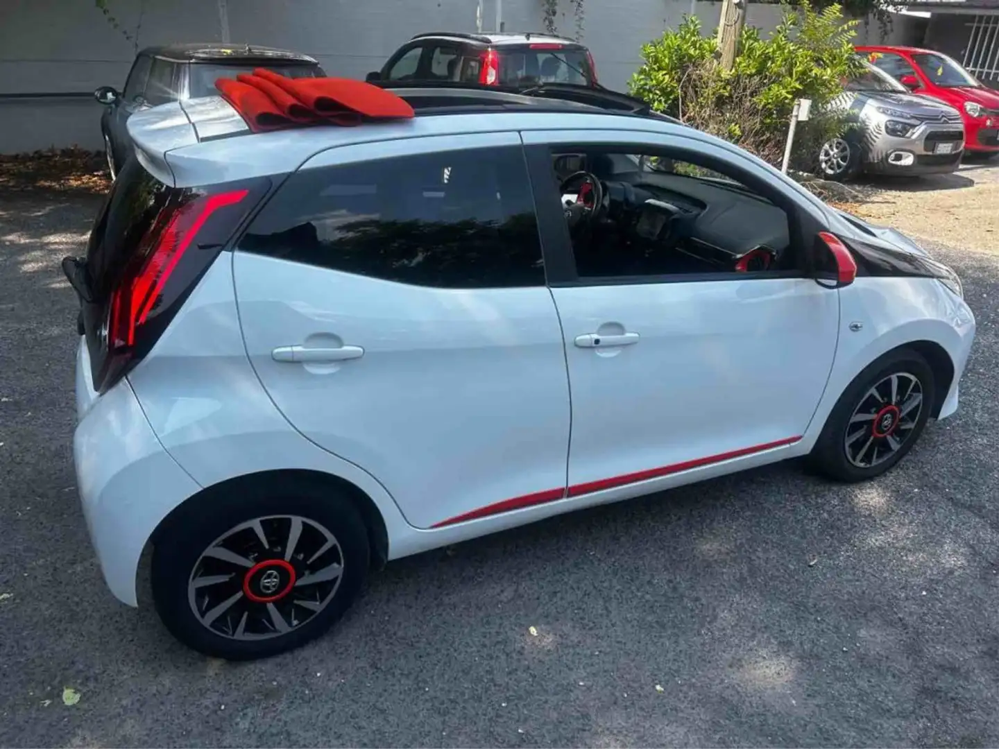 Toyota Aygo Connect CABRIO1.0 VVT-i 72 CV 5porte x-wave orange Weiß - 2