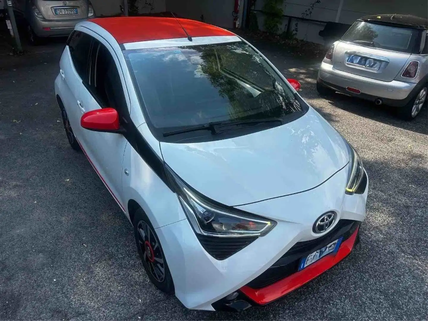 Toyota Aygo Connect CABRIO1.0 VVT-i 72 CV 5porte x-wave orange Blanc - 1