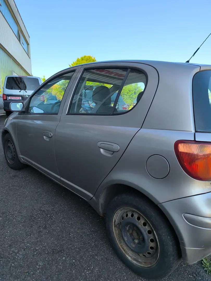 Toyota Yaris 1.3 Sol Gris - 2