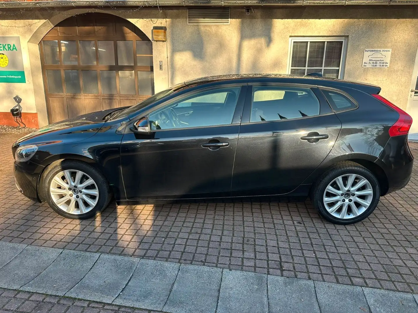 Volvo V40 You!*XEONO*SITZHZG*SOUND*8FACH BEREIFT* Noir - 2