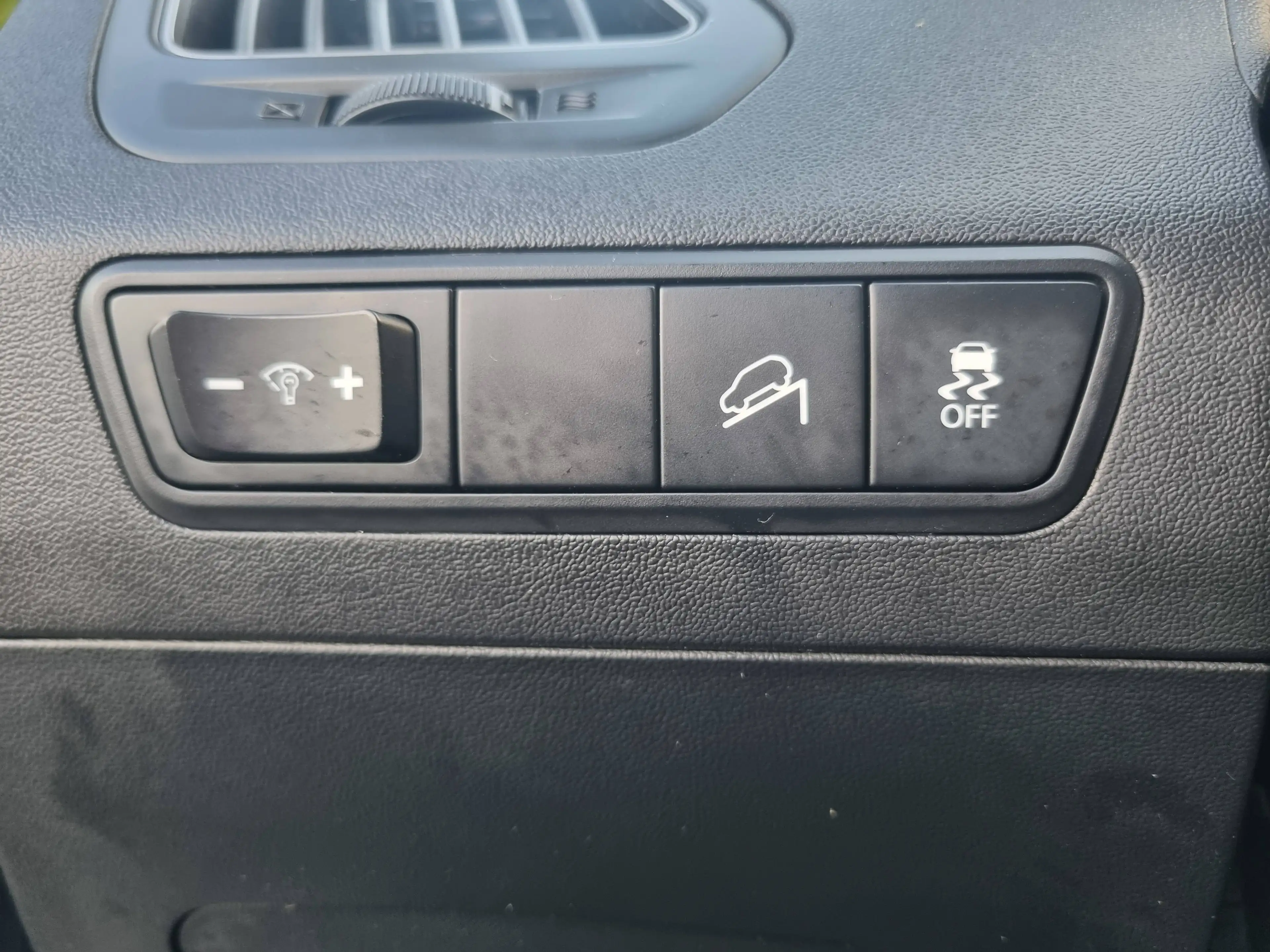 Hyundai iX35 FIFA World Cup Edition 2WD*AHK*Sitzh*Klima* — photo 13