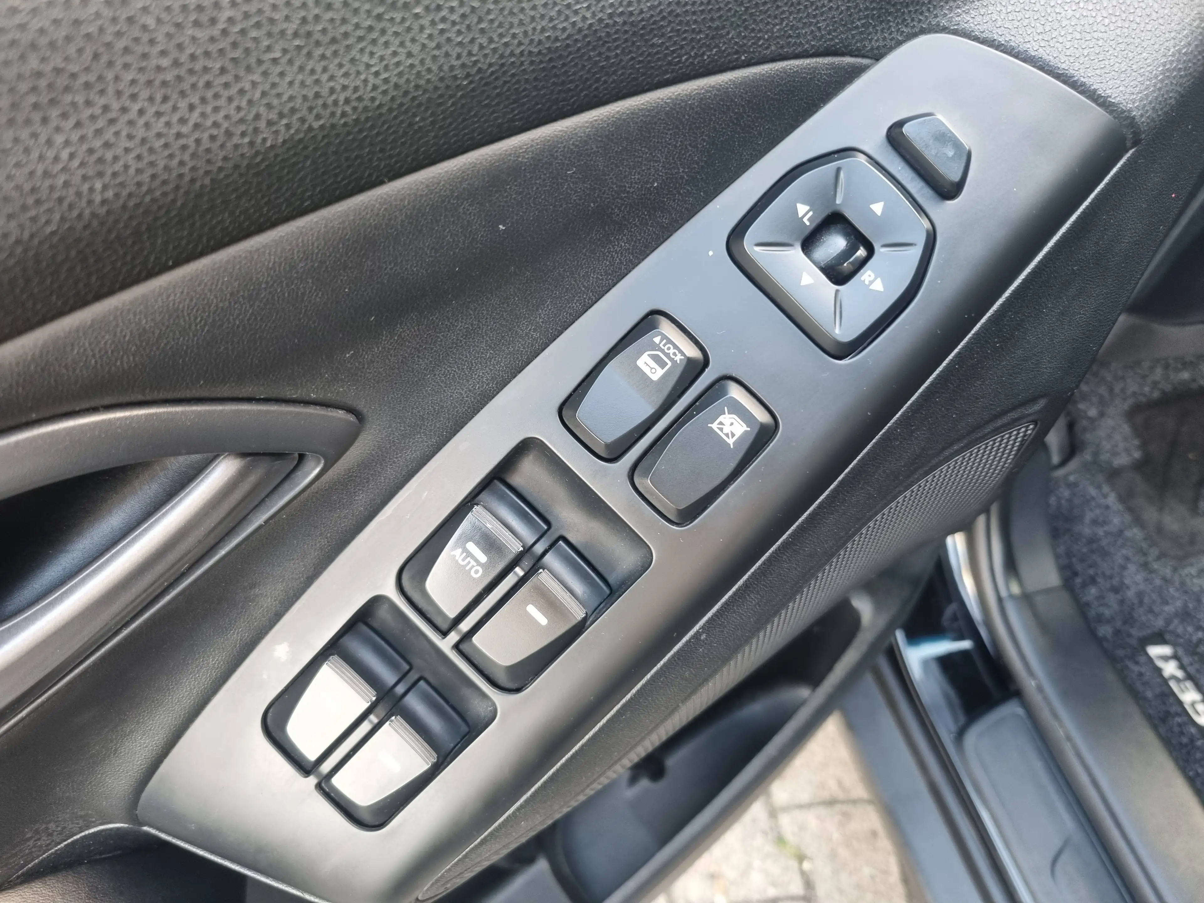 Hyundai iX35 FIFA World Cup Edition 2WD*AHK*Sitzh*Klima* — photo 12