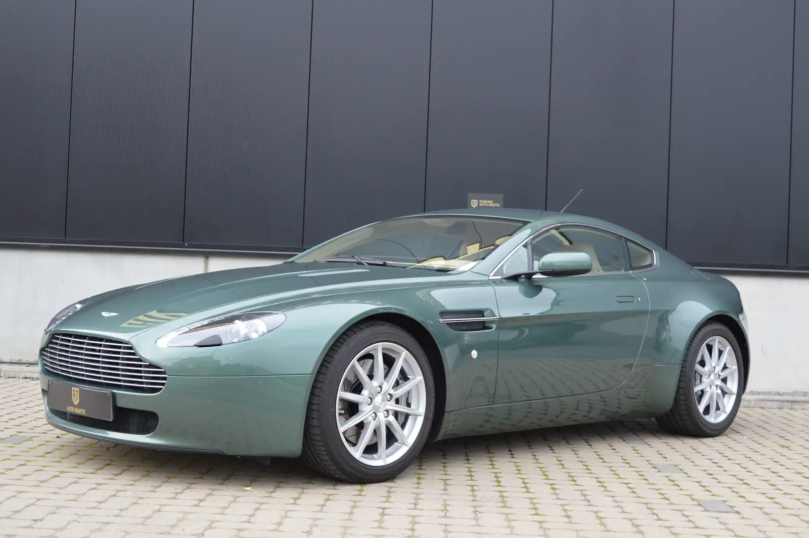 Aston Martin V8 Vantage 4.3i Manual gearbox - Top condition Vert - 1