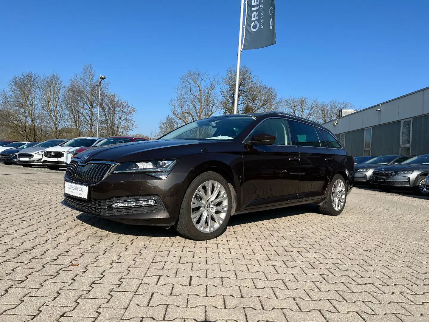 Skoda Superb Combi 2.0 TDI Premium Edition LED ACC Pan Braun - 1