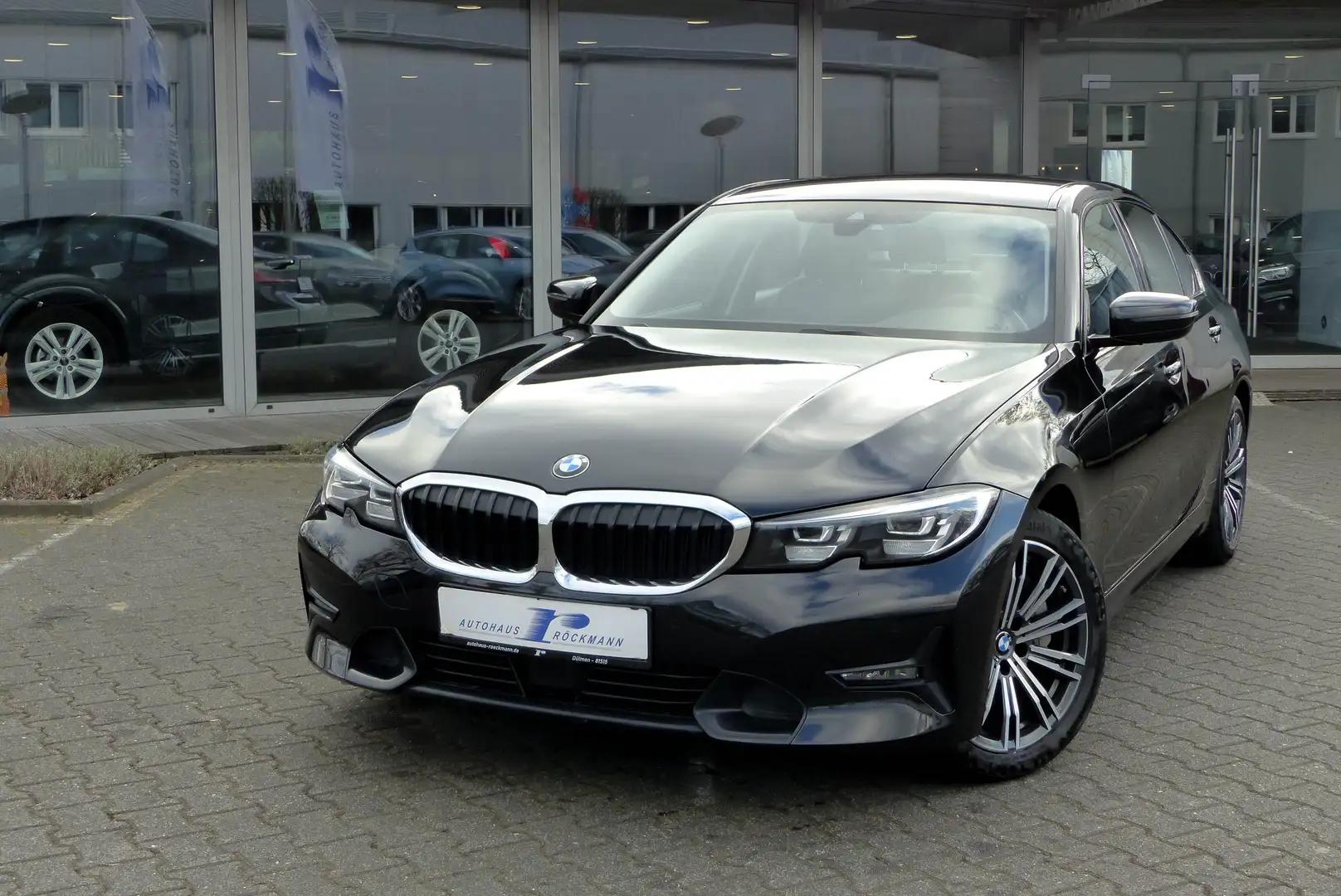 BMW 330 d Lim Sport Line Aut. Navi Teilleder DAB LED PDC Schwarz - 2