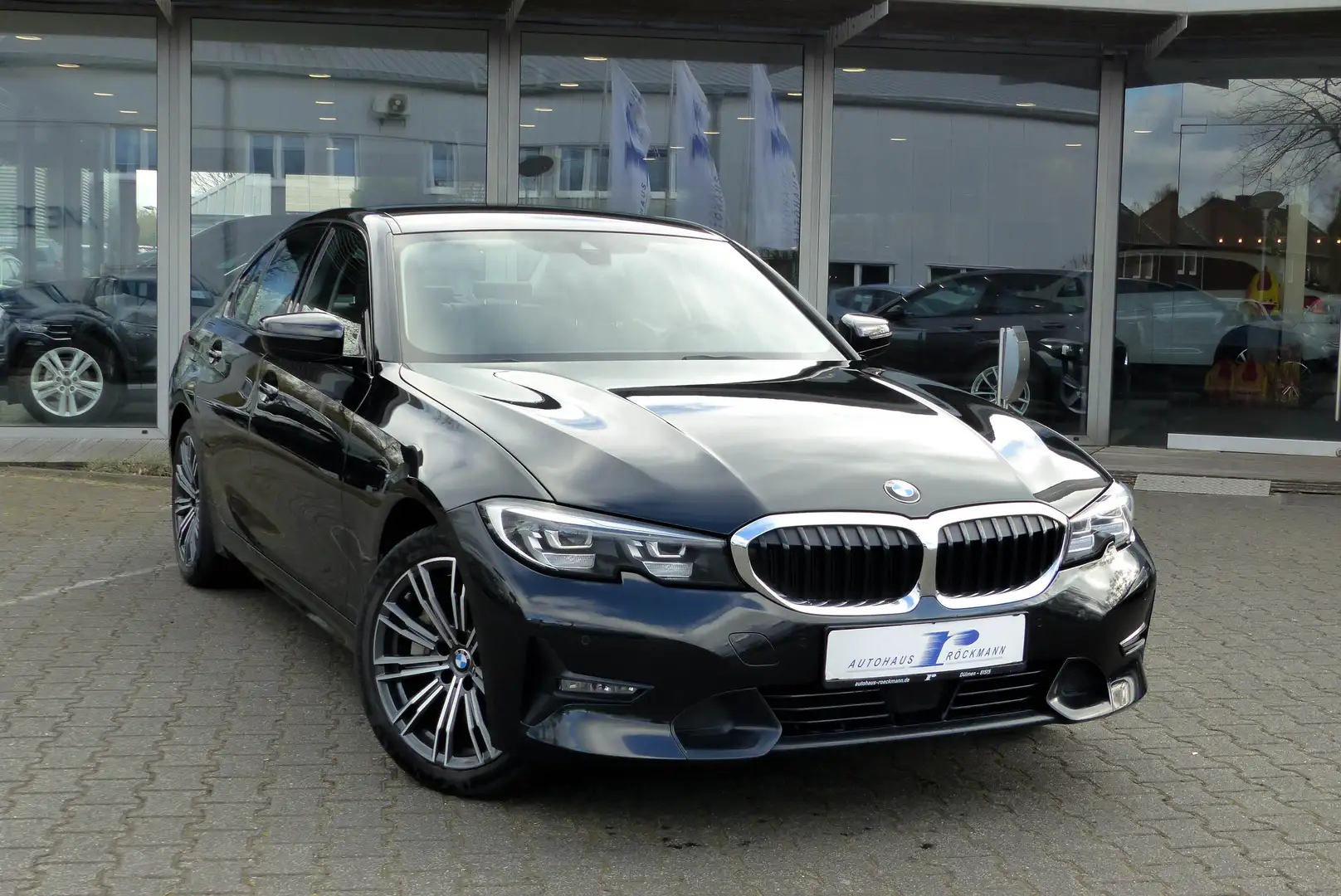 BMW 330 d Lim Sport Line Aut. Navi Teilleder DAB LED PDC Schwarz - 1