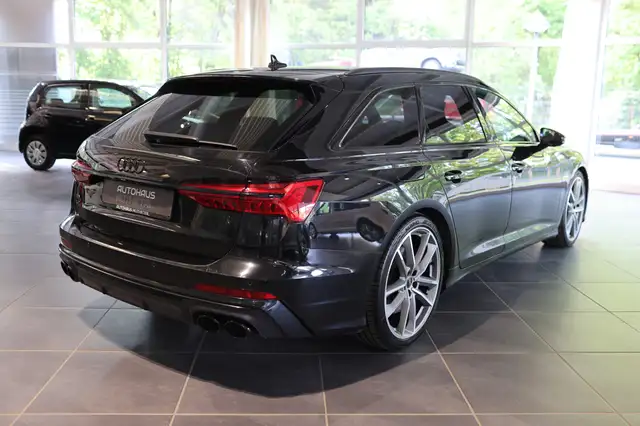 Audi S6 Avant view 6