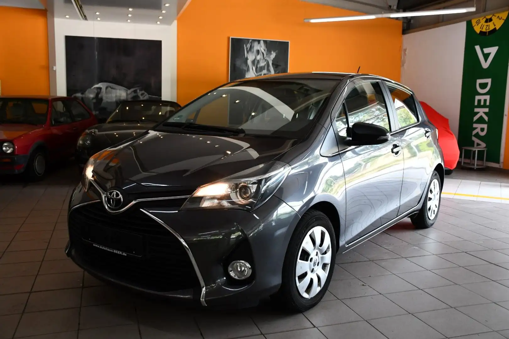 Toyota Yaris Grau - 1