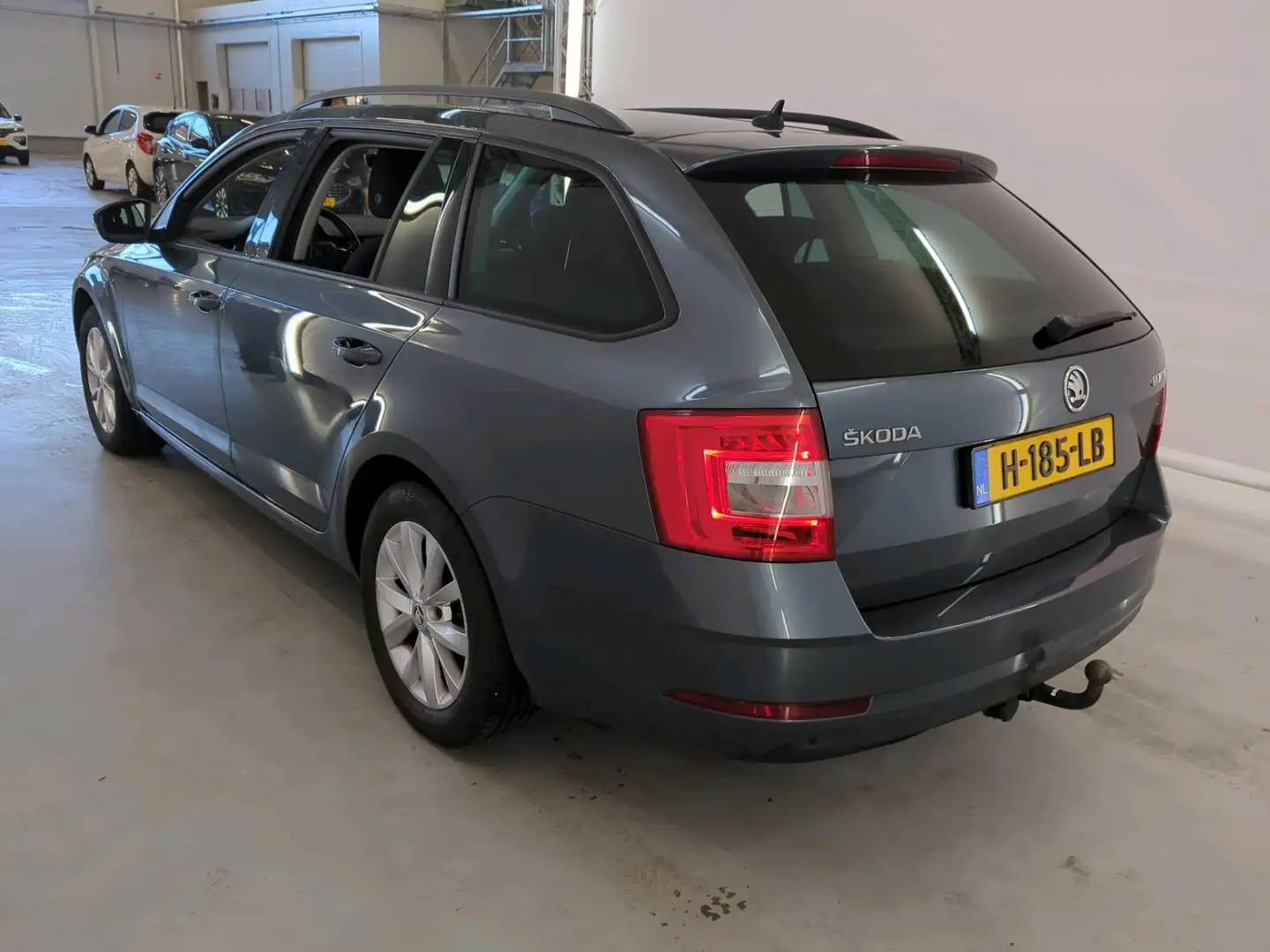 Skoda Octavia Combi 1.5 TSI 150pk Automaat Greentech Business Ed Grijs - 2
