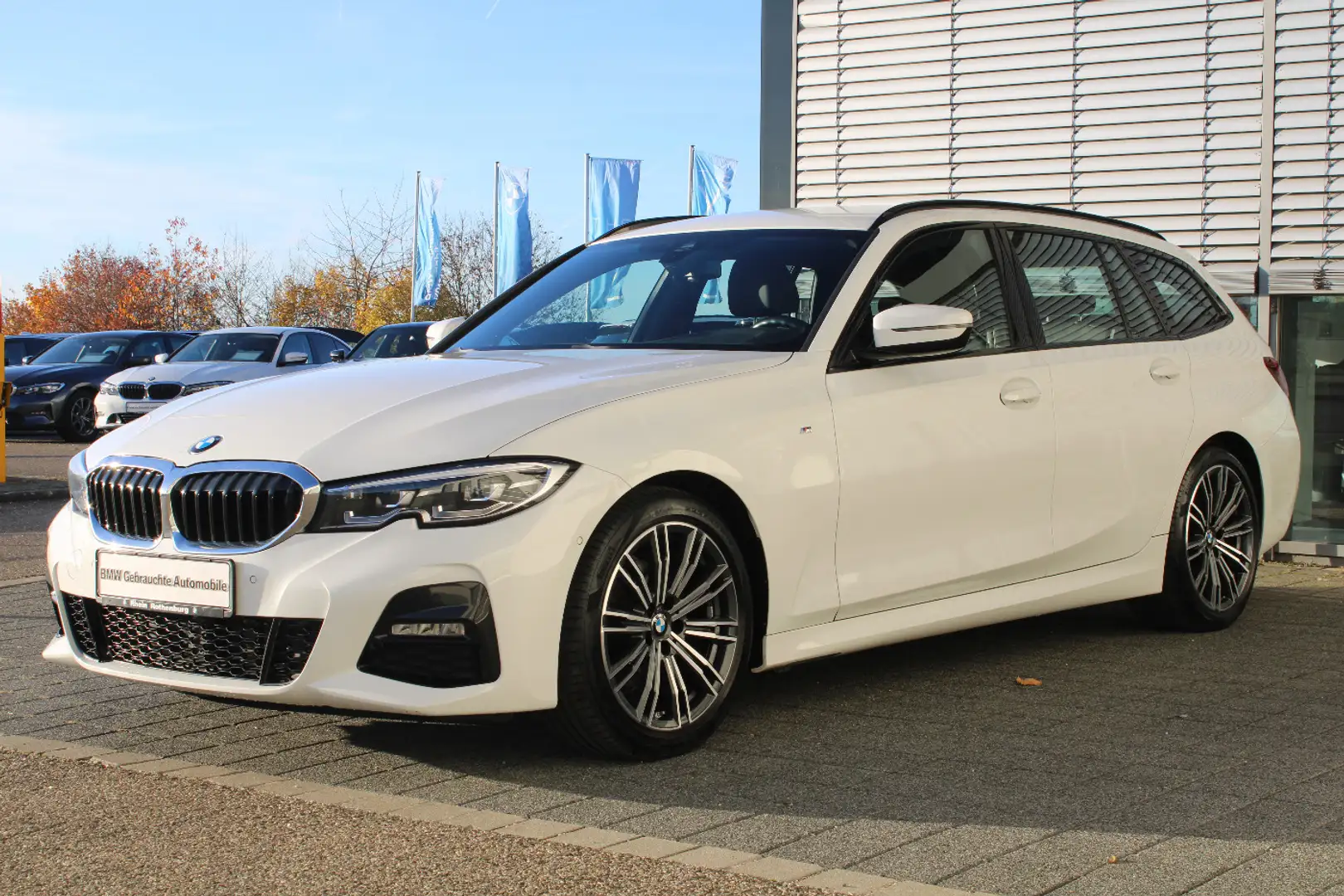 BMW 320 i Touring M Sport LiveProf Navi LED AHK Cam Weiß - 2