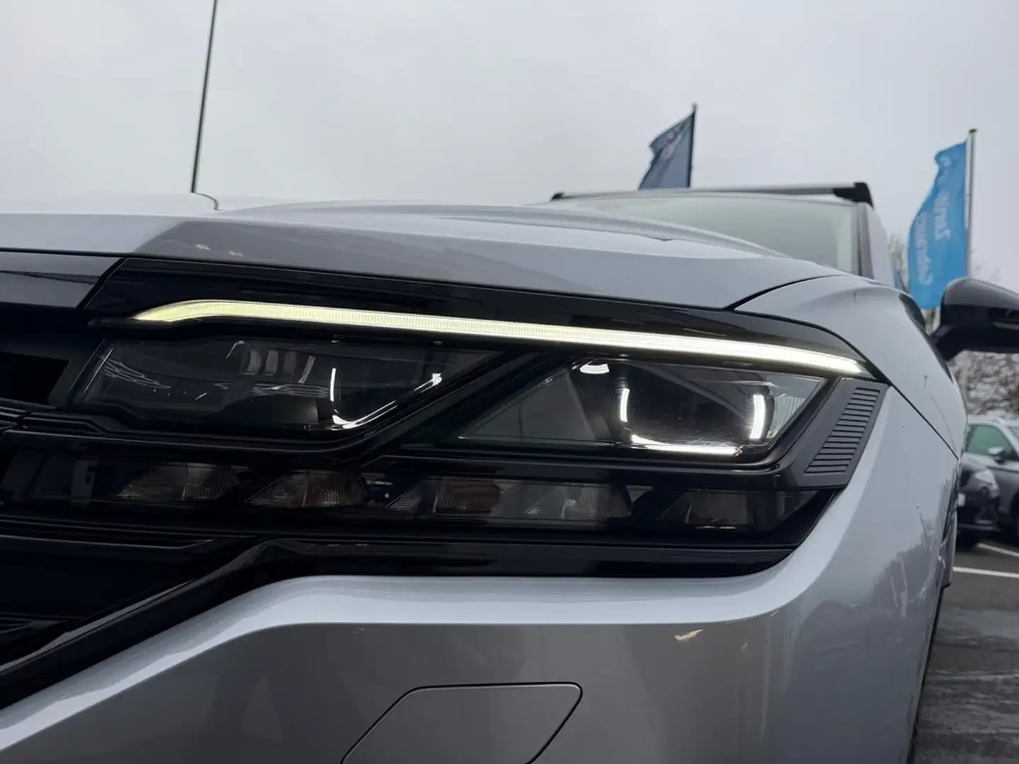 Volkswagen Touareg 3,0 TDI 4MOTION Automatik R-Line EX. Silber - 2