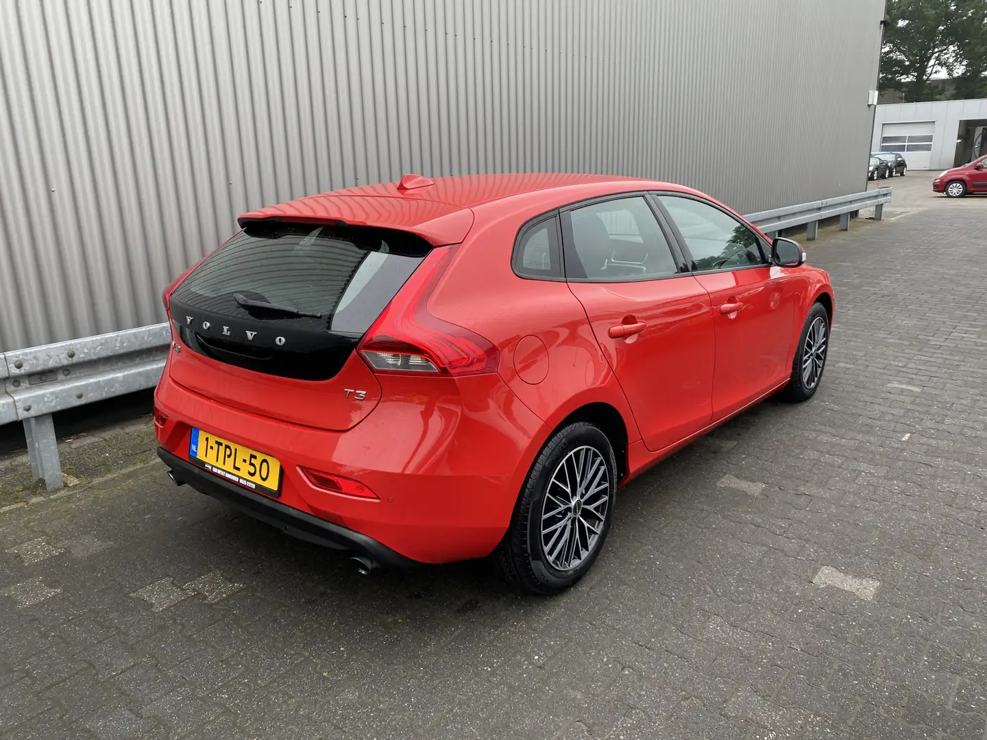 Volvo V40 1.6 T3 Kinetic Clima, CC, PDC & Cam. nw. APK – Inr Rouge - 2