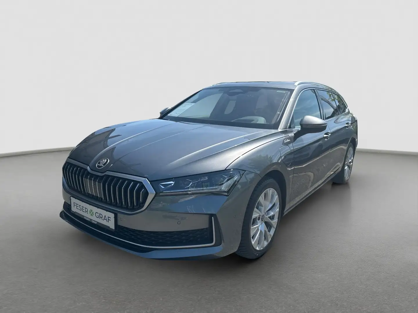 Skoda Superb Combi 1,5l TSI iV L&K *PANO AHK HuD 360°* Grau - 2