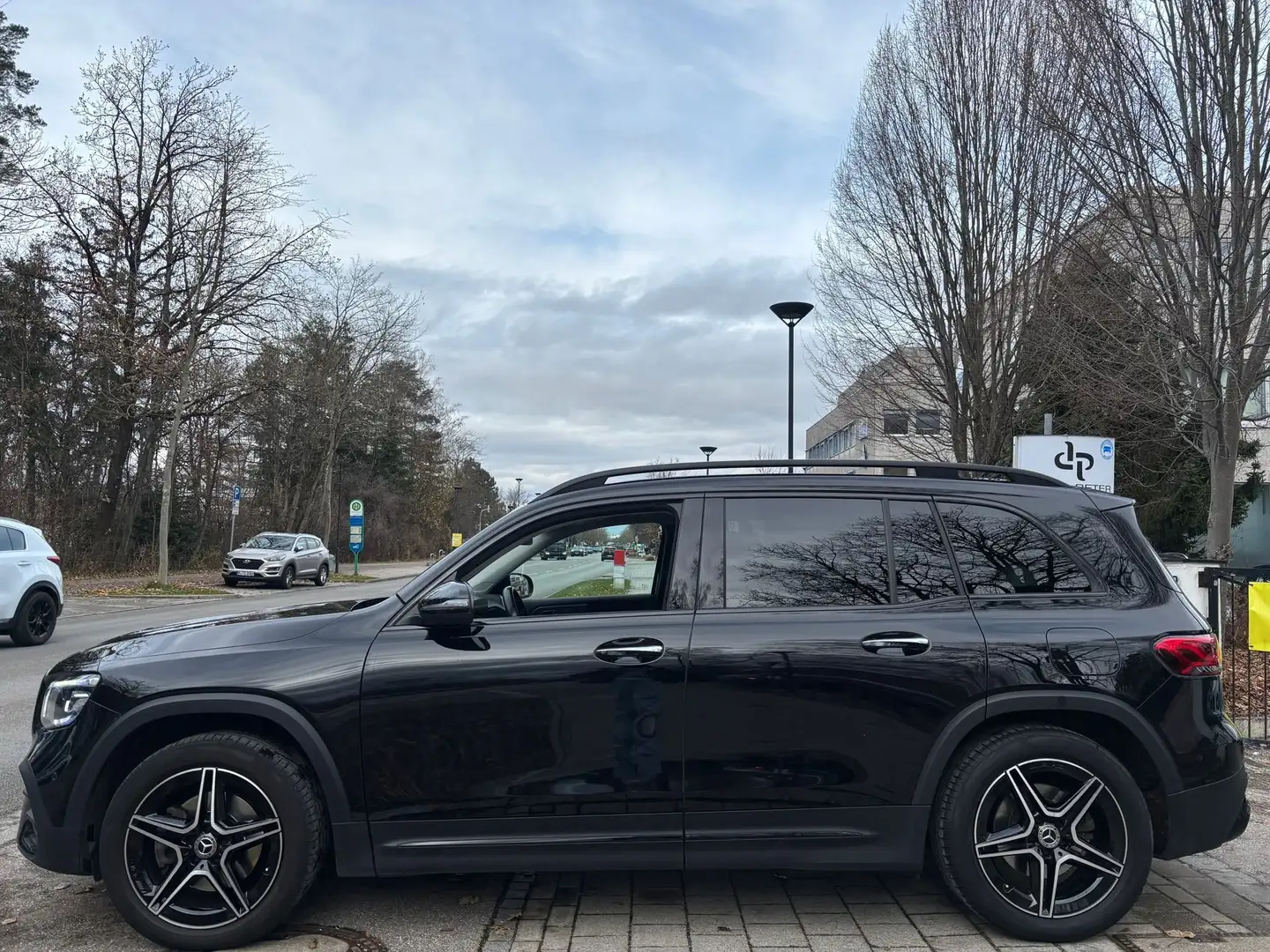 Mercedes-Benz GLB 250 GLB 250 4Matic AMG-LINE *1-HAND* Schwarz - 2
