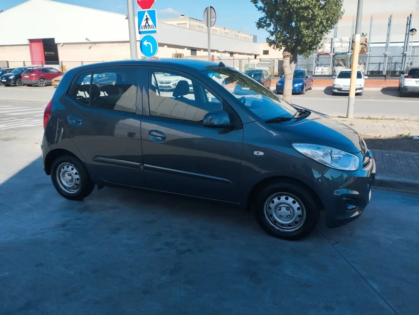 Hyundai i10 1.1 Classic Gris - 2