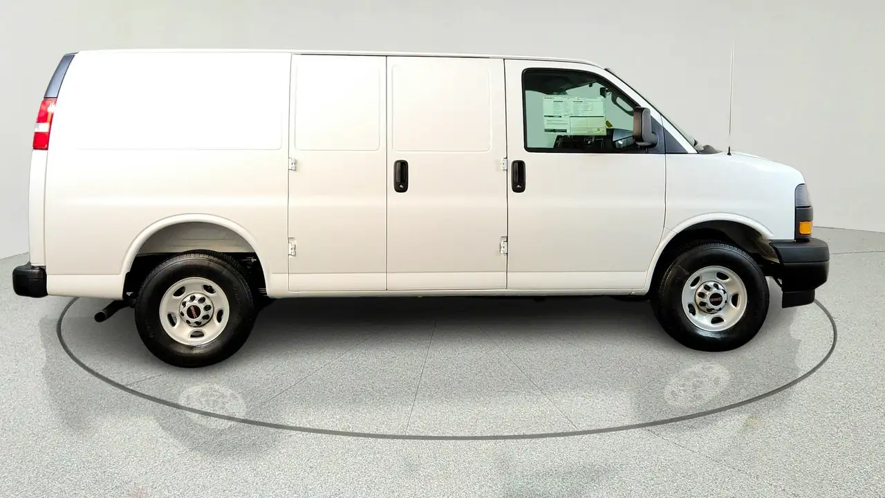 GMC Savana photo GMC Savana