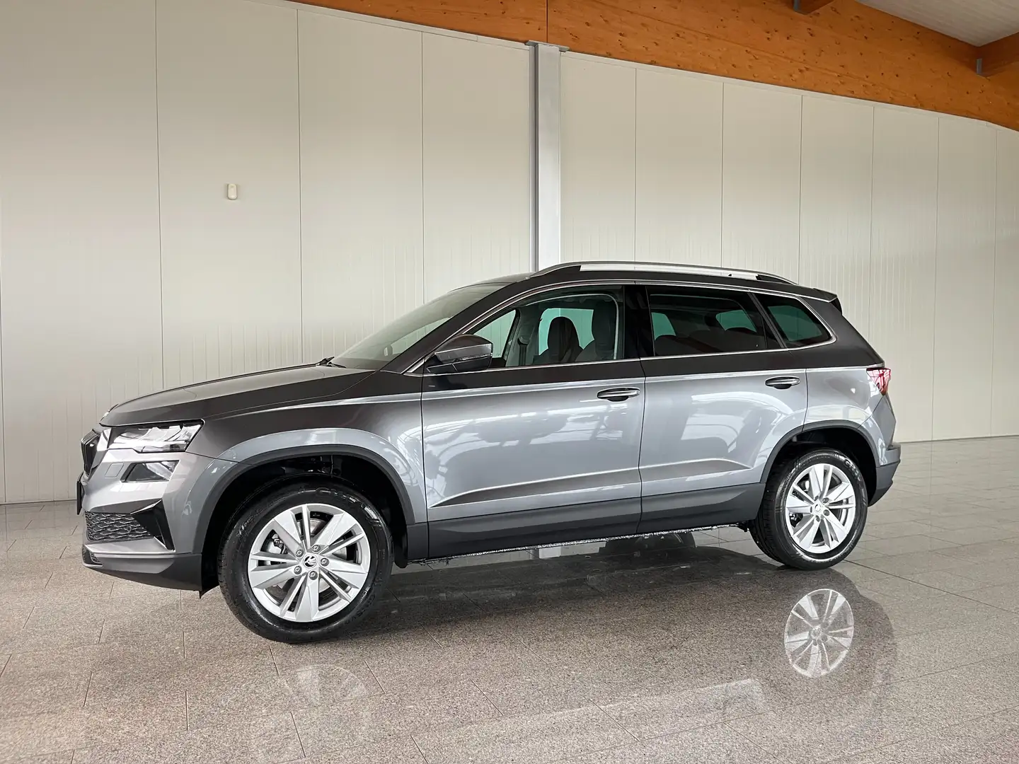 Skoda Karoq 2,0 TDI 4x4 DSG Selection Grau - 1