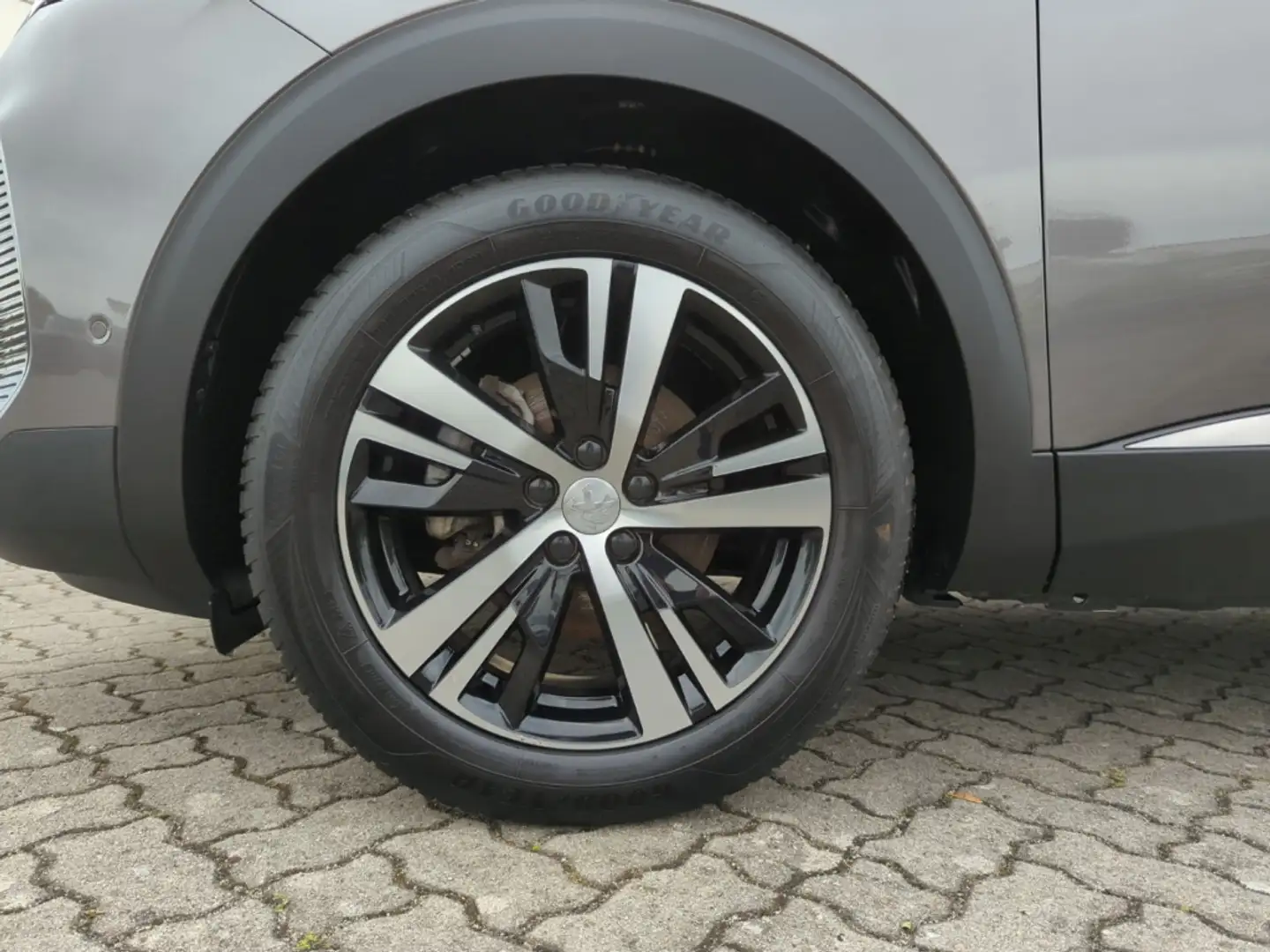 Peugeot 3008 Hybrid 136 GT Autom. +Navi+Allwetter+Kamera+ Grau - 2