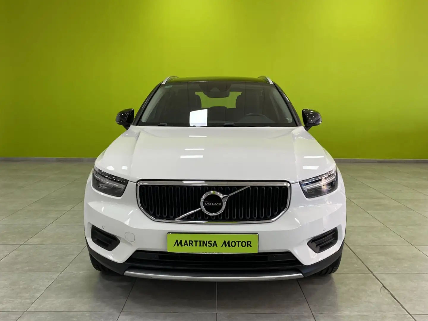 Volvo XC40 T2 Momentum Pro Aut. Blanco - 2