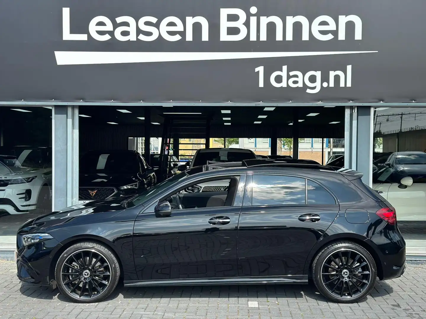 Mercedes-Benz A 250 A250e AMG PANO BURM 360 NIGHT Negro - 2