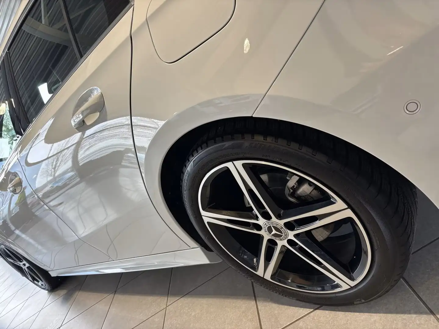 Mercedes-Benz A 180 A 180 AMG auto-KAMERA-LED-APPLECARPLAY Weiß - 1