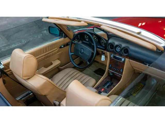 Mercedes-Benz SL 560 R107