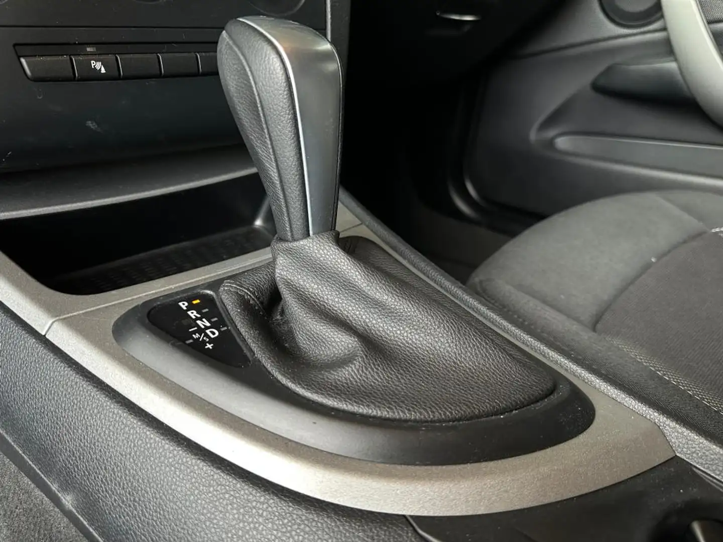 BMW 118 1 Serie 118i LCI AUTOMAAT 5-Deurs YOUNGTIMER M-SPO Černá - 2
