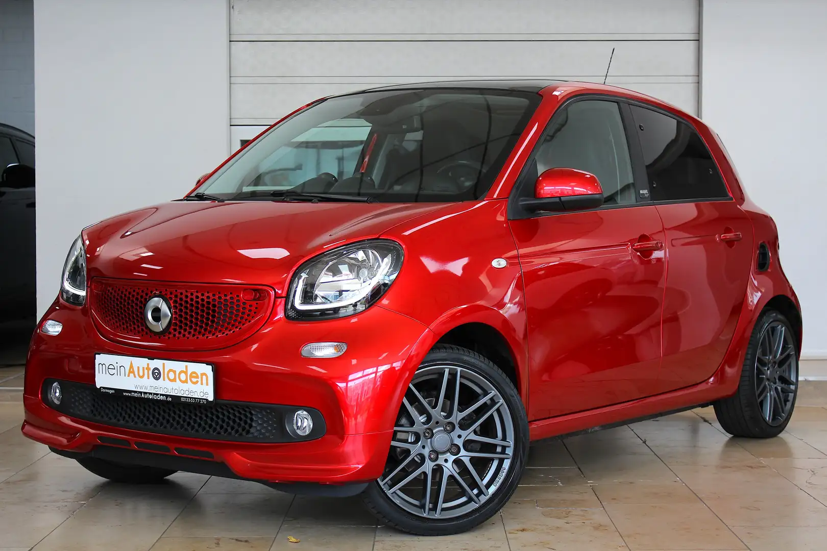 smart forFour 90PS Brabus Style Aut. *NAVI*LEDER*PANO*KAMERA*F1* Rood - 1