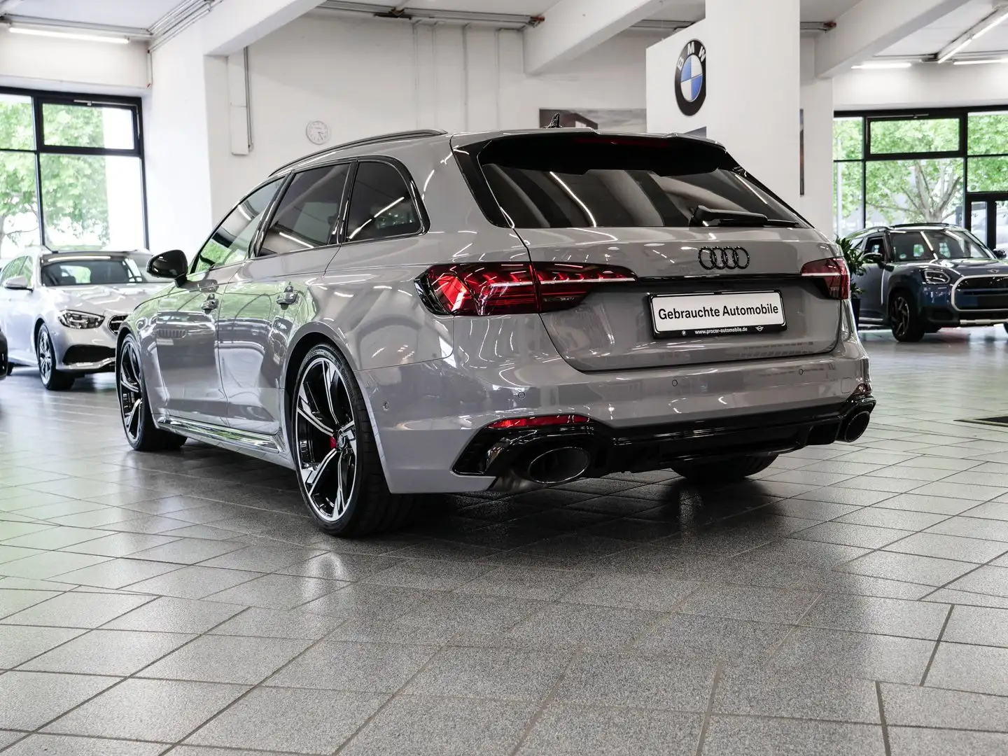 Audi RS4 Avant quattro Aut Nav HuD LED AHK Pano Grau - 2