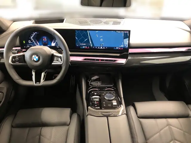 BMW 5 Series view 9