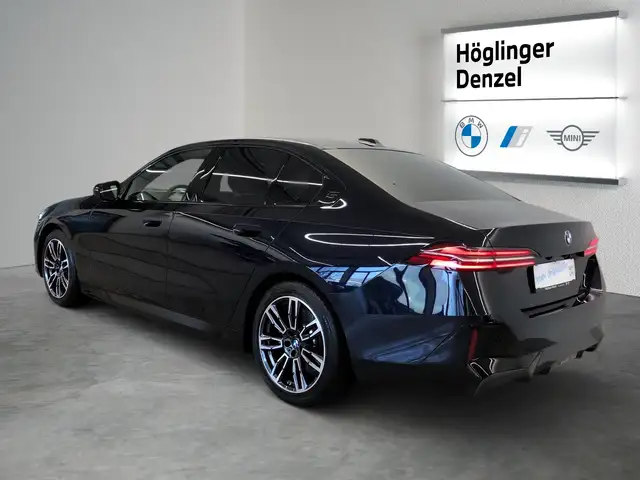 BMW 5 Series view 10