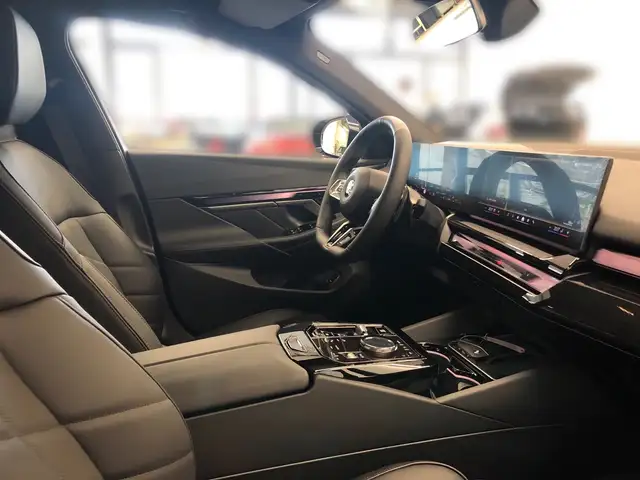 BMW 5 Series view 12