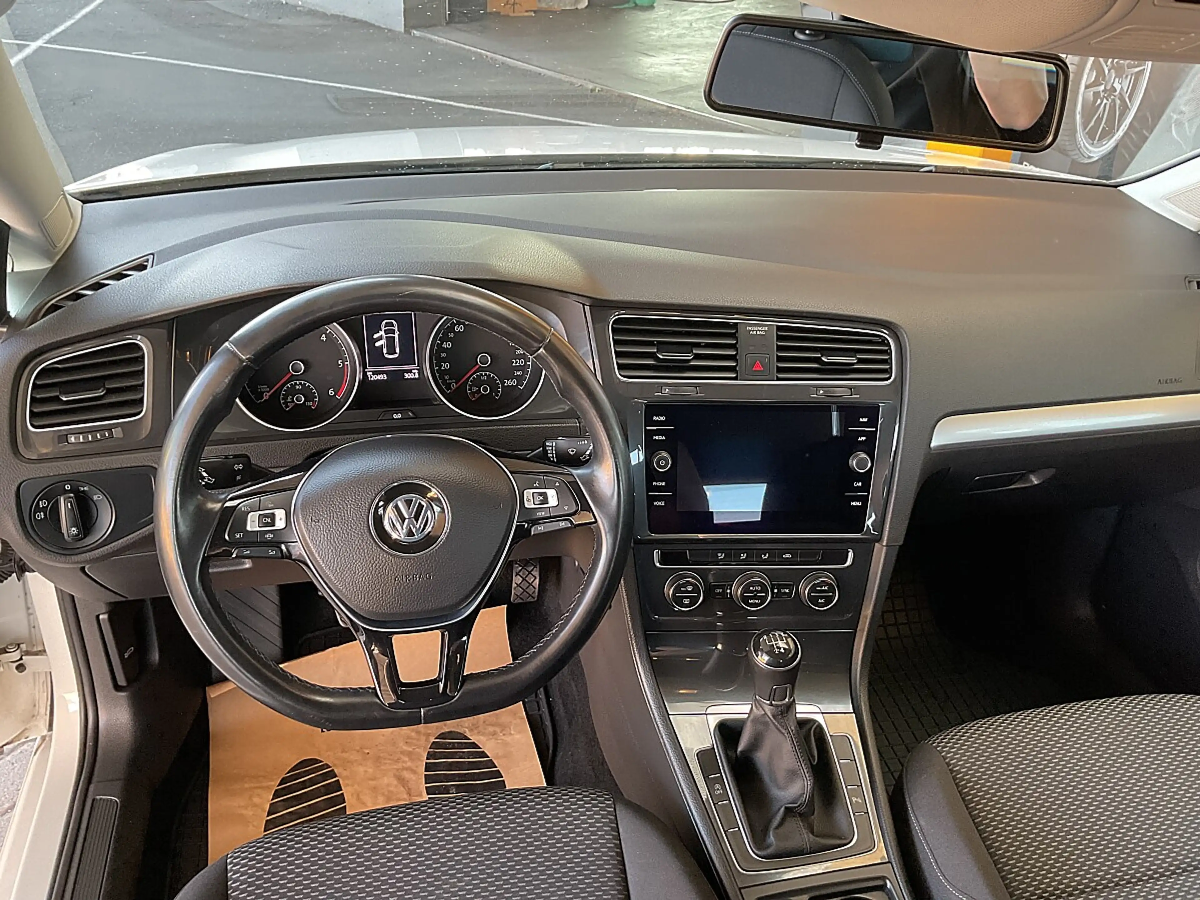 Volkswagen Golf Variant 1,6 TDI SCR**NAVI*PDC*TEMPOMAT** — photo 8