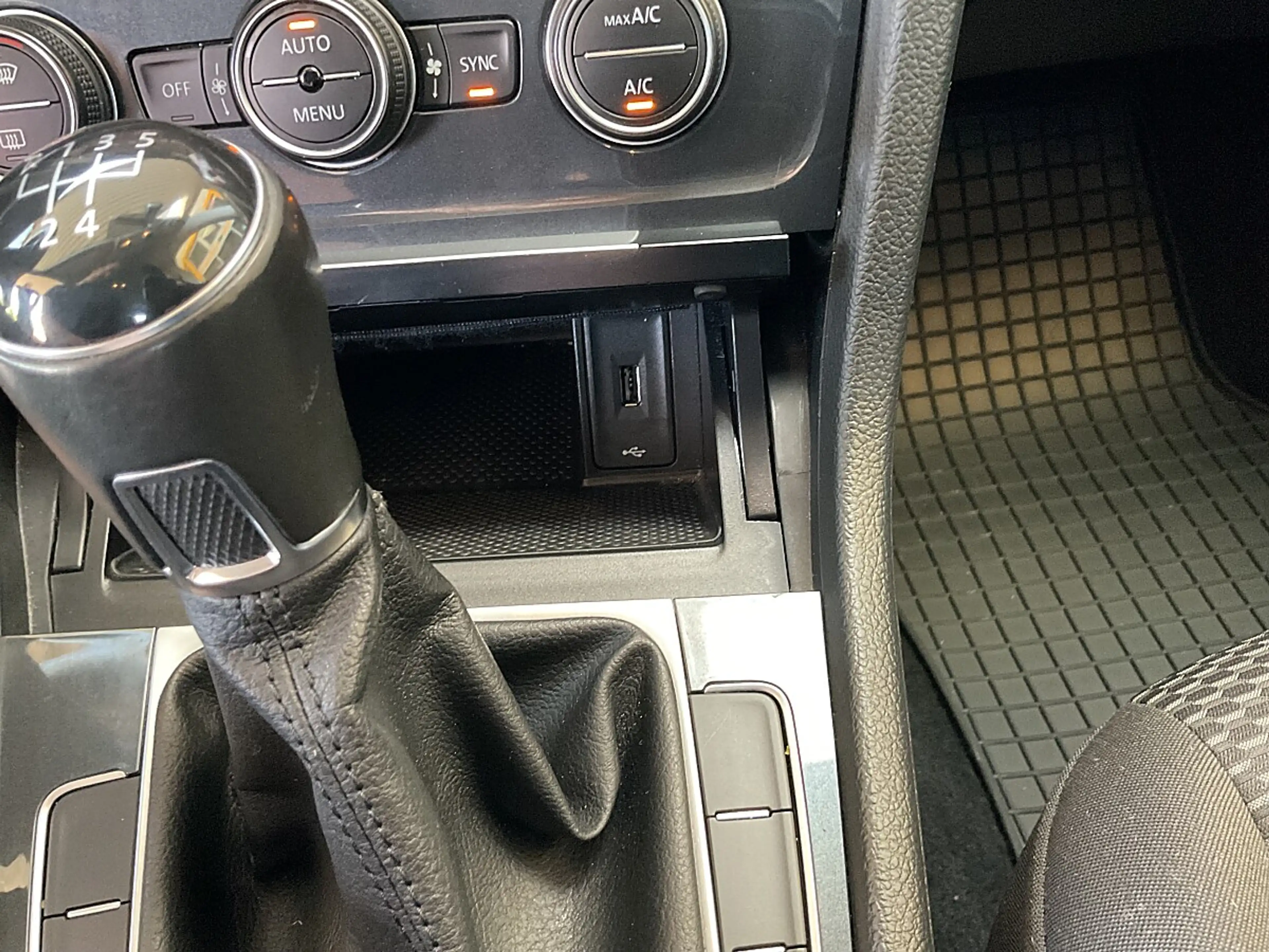 Volkswagen Golf Variant 1,6 TDI SCR**NAVI*PDC*TEMPOMAT** — photo 15