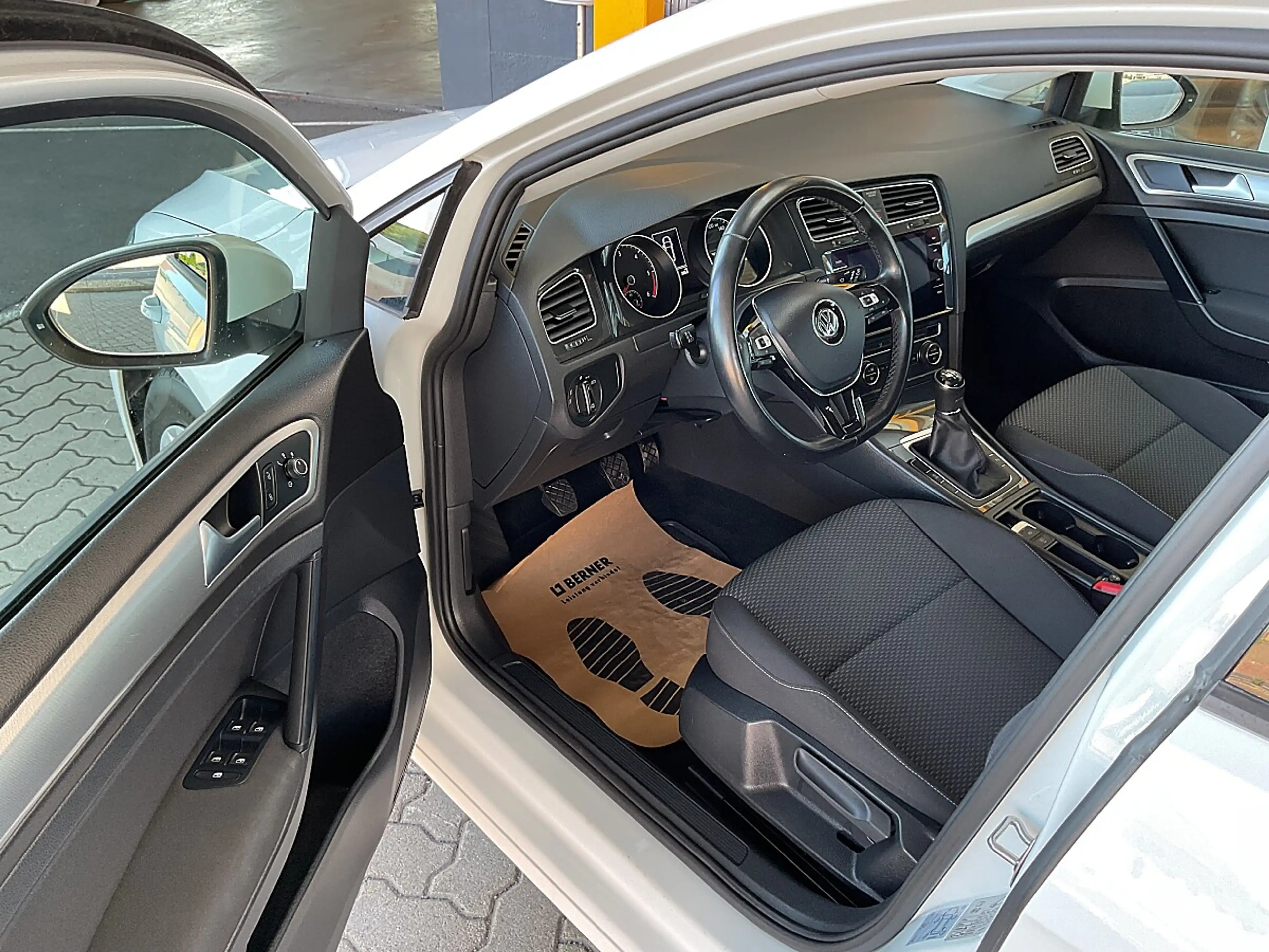 Volkswagen Golf Variant 1,6 TDI SCR**NAVI*PDC*TEMPOMAT** — photo 6