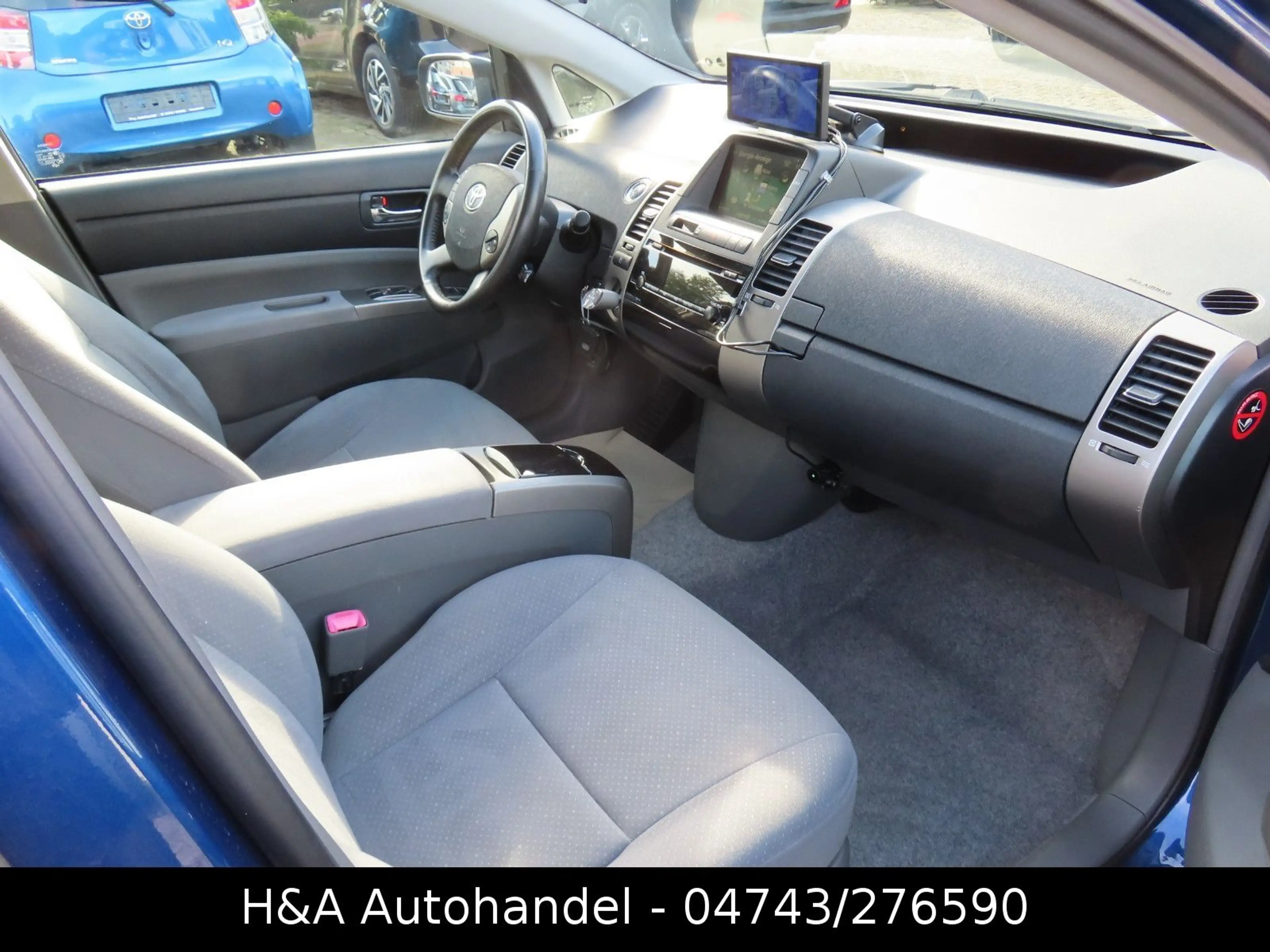 Toyota Prius Sol — photo 13