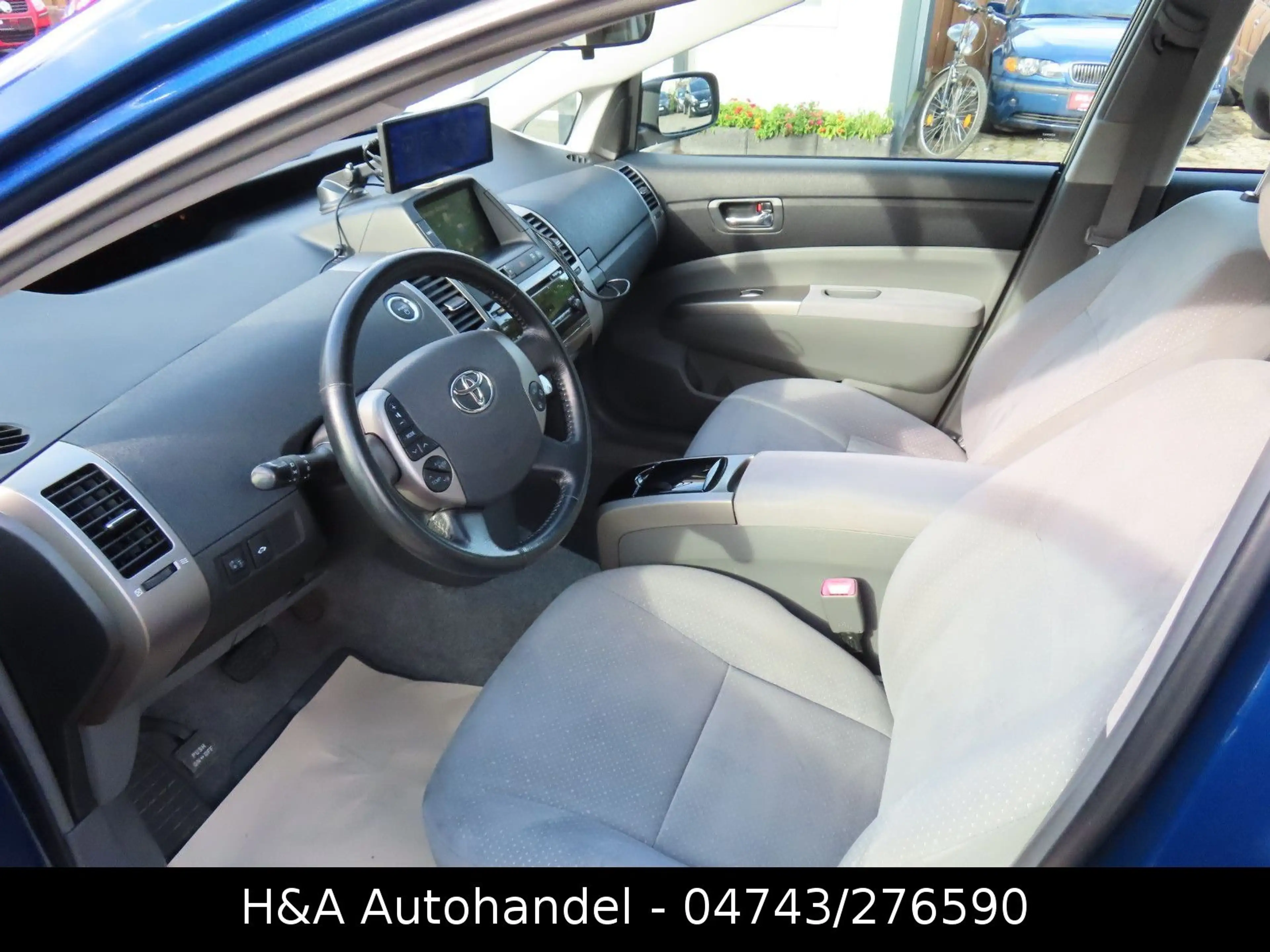 Toyota Prius Sol — photo 11