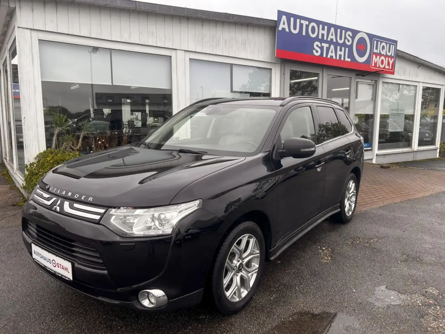Mitsubishi Outlander 2.2 DI-D 4WD Automatik Instyle Schwarz - 1