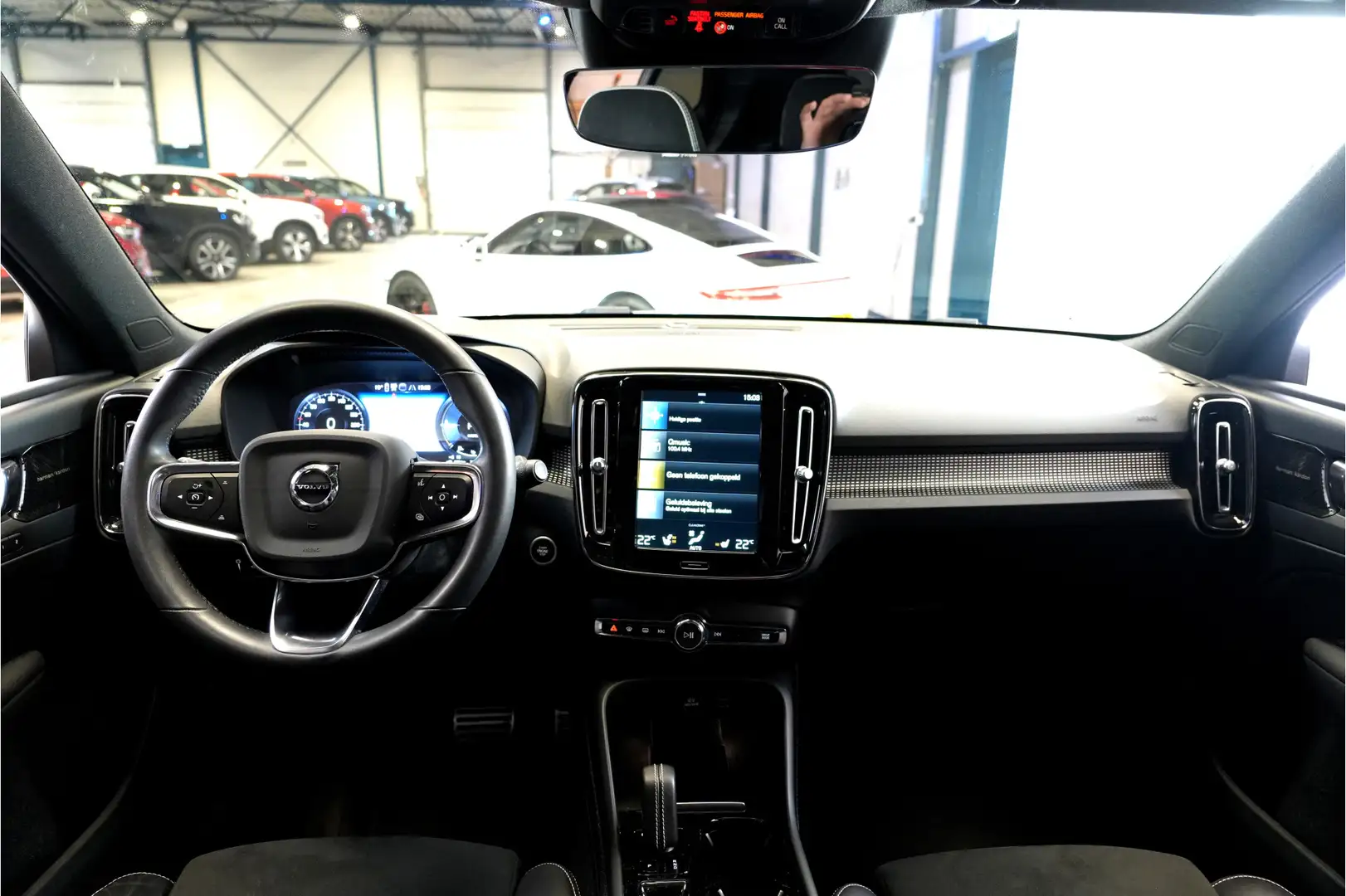 Volvo XC40 1.5 T4 155kW/211pk DCT7 Recharge R-Design PANORAMA Schwarz - 2