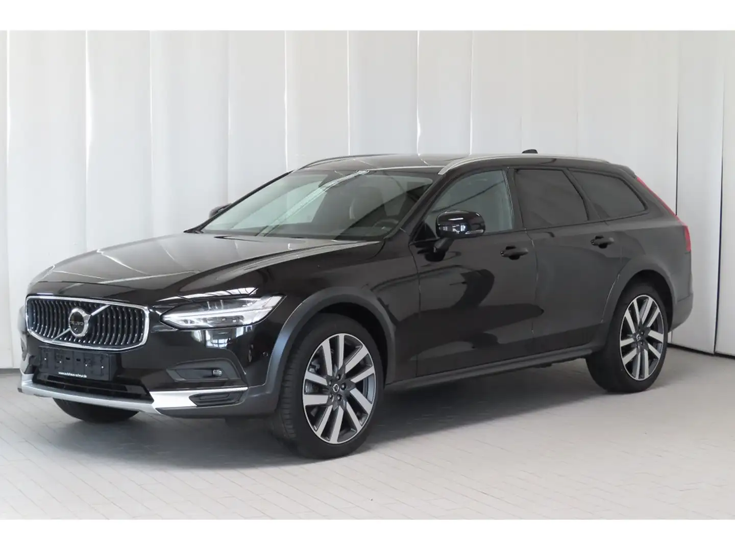 Volvo V90 Cross Country 2.0 Pro AWD Momentum Чорний - 2